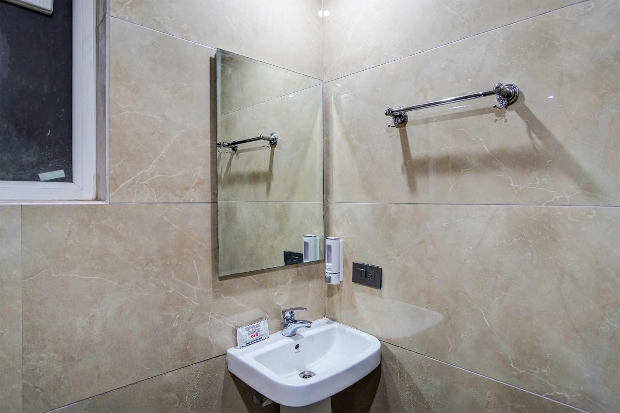 Hotel O Parkinn Gurgaon Bagian luar foto